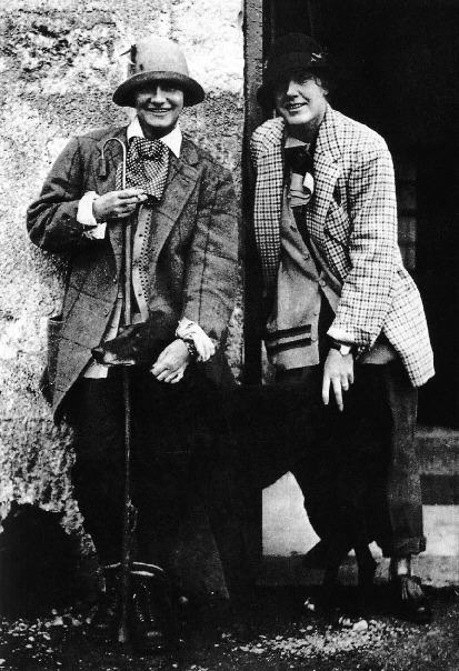 5-CC-28-Coco con su amiga Vera Bates en 1928, vestidas con los trajes completos del  Duque de Westmiste
