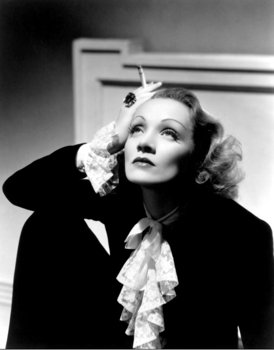 7-MD-CB37P-Marlene Dietrich traje masculino con chorrera de encaje dieciochesca por Cecil Beaton (Angel) 1937